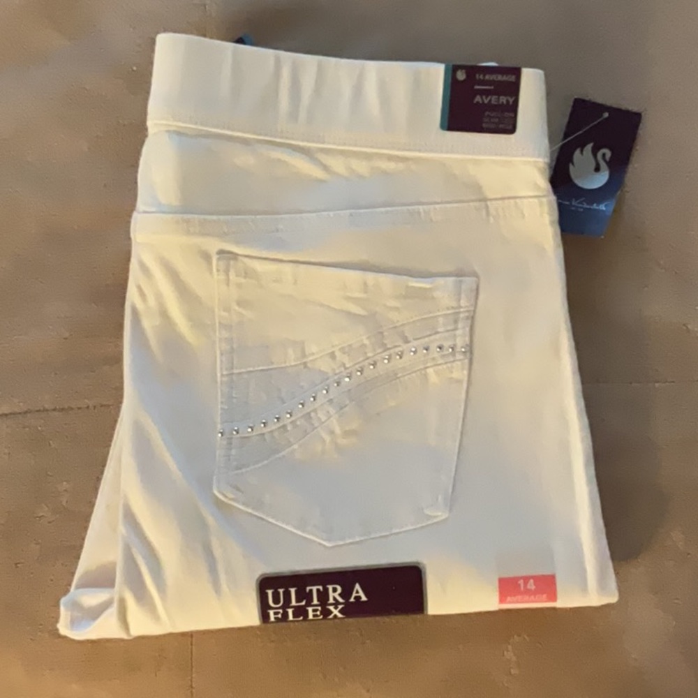 White Gloria Vanderbilt “Avery” jeans